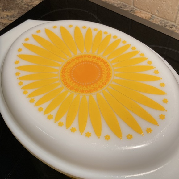 Vintage Pyrex Sunflower Casserole Dish - Picture 3 of 7